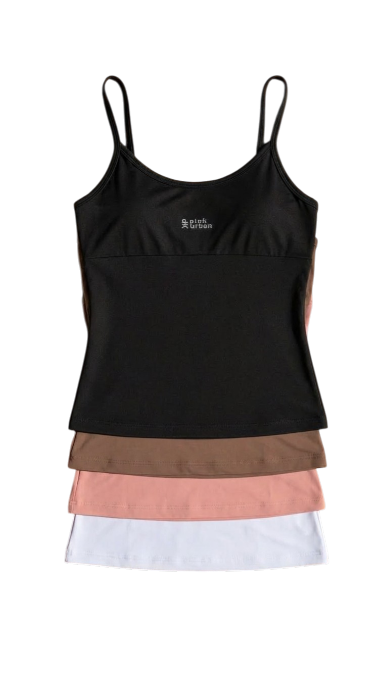 Regata preta – ambiente externo rústico – gerada Pomelli